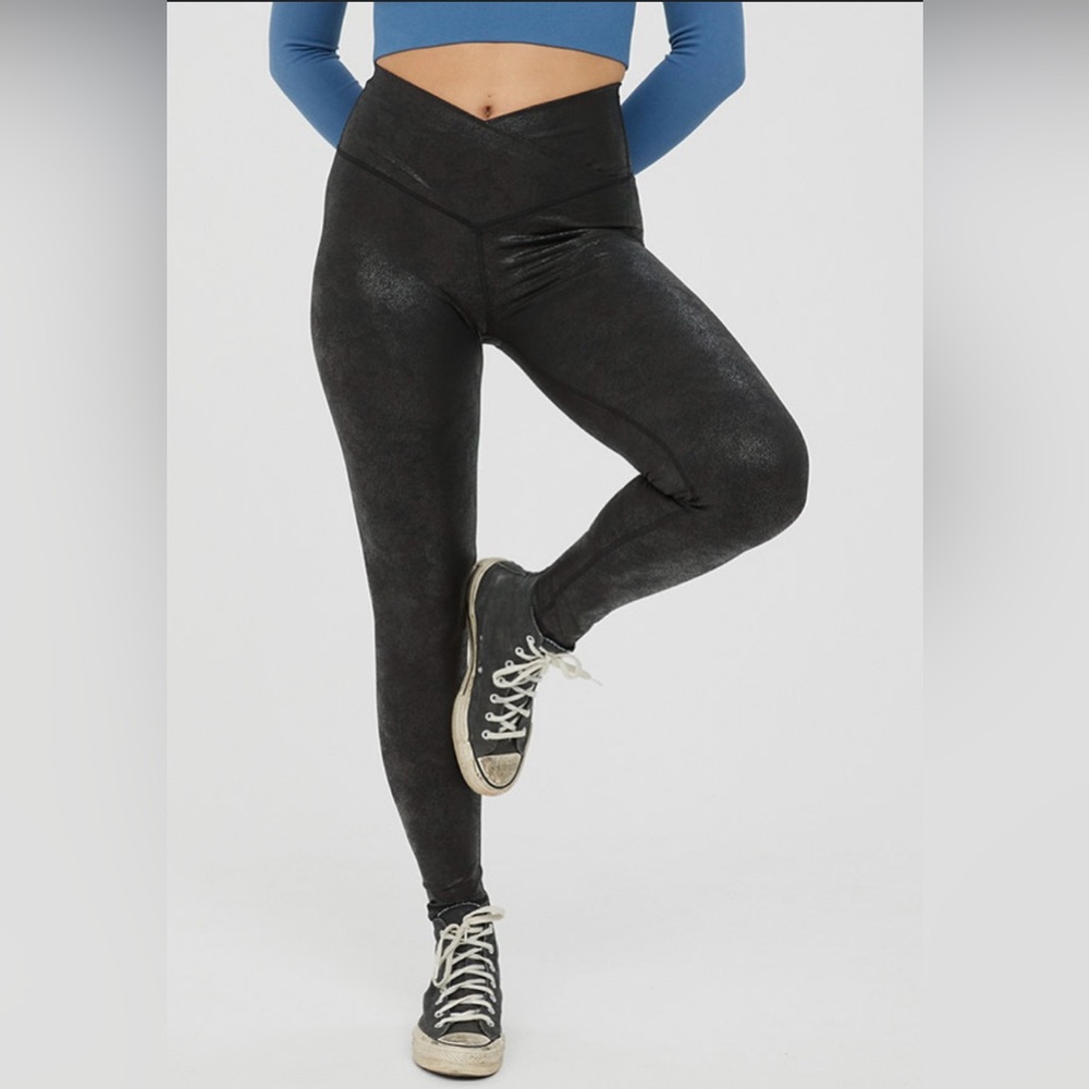 NWOT aerie offline leggings crossover band in crackled faux leather size L